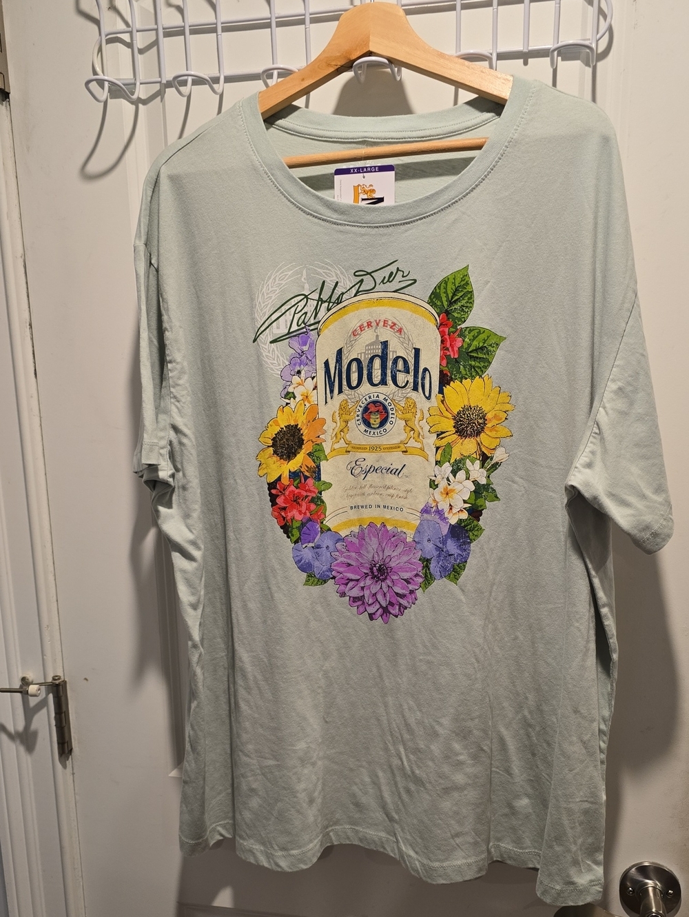 Light Sage Green Short Sleeve Tee with Floral Modelo Graphic